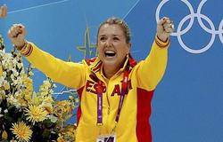 Anna Tarrés celebra un triunfo con la selección española. | EFE