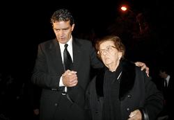 Antonio Banderas y su madre Ana, en 2008 | Cordon
