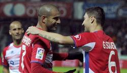 Aranda (i) felicita a Siqueira por su gol de penalti al Levante. | EFE