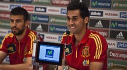 Arbeloa, junto a Piqué, en la rueda de prensa. | EFE