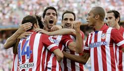 Raúl García celebra con sus compañeros el gol ante el Rayo. | EFE