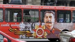 Autobs con la imagen de Stalin en Rusia | Archivo