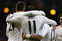 Los jugadores del Madrid felicitan a Bale. | EFE