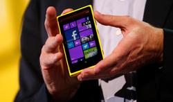 Steve Ballmer mostrando un mvil equipado con Windows Phone 8. | Cordon Press