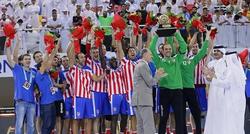 Los jugadores del Atltico de Madrid posan con el trofeo de campeones. | EFE