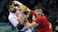 El espaol Jorge Maqueda (i) lucha con el pivote serbio Mijailo Marsenic durante el partido. | EFE