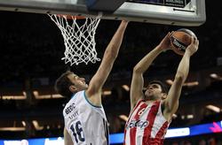 Begic defiende a Papanikolaou durante la final de la Euroliga. | Cordon Press
