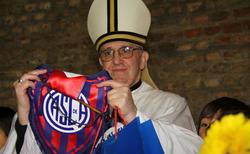 Jorge Mario Bergoglio, con un bander�n del San Lorenzo.