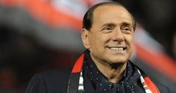 Silvio Berlusconi, con la bufanda del Milan. | Archivo