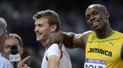 Bolt bromea con Lamaitre tras la carrera. | EFE