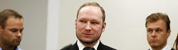 Breivik sonríe al llegar al Tribunal | EFE