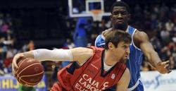 Andrs Nocioni, con el baln ante Brian Asbury. | EFE