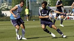 Gonzalo Higuan (i) controla el baln durante el partidillo ante el equipo filial. | EFE