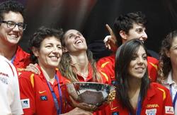 Las jugadores posan con el trofeo durante su visita a la sede de la Comunidad de Madrid. | EFE