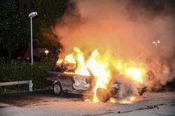 Un automvil ardiendo en plenos disturbios en Estocolmo| EFE