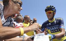 Alberto Contador firma autgrafos en la salida de la tercera etapa en Ajaccio. | EFE