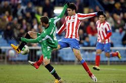 Diego Costa disputa un baln con Javi Chica. | Cordon Press