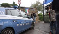 Un coche de la polica entrando en la ciudad deportiva de la seleccin italiana.
