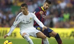 Cristiano Ronaldo disputa un baln ante Gerard Piqu. | EFE