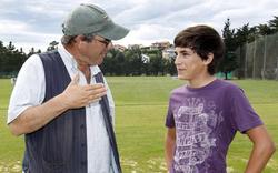 El cineasta John Paul Davidson (i) charla con el actor, José Luis Gutiérrez, que interpreta a Seve de joven. | EFE