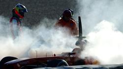 El F138 de Pedro de la Rosa echa humo en el circuito de Jerez de la Frontera.