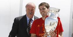 Del Bosque y Casillas, con la Eurocopa. | Archivo