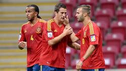 Derik (i) y Manquillo (c) felicitan a Jesé por su gol a Ghana. | EFE