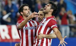 Diego Costa celebra su gol junto a Ral Garca (i) y Juanfran. | EFE