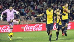 Diego Costa celebra su gol de penalti al Granada. | EFE