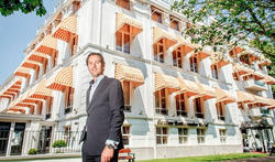 El propietario, Jim Halfens, frente a su hotel | Divorce Hotel