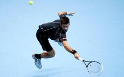 Novak Djokovic, en una acrobática postura para devolver una bola a Del Potro. | Cordon Press