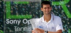 Novak Djokovic posa con su trofeo de campen del Masters 1000 de Miami. | EFE
