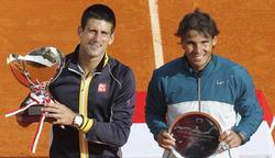 Novak Djokovic y Rafa Nadal, con sus respectivos trofeos. | EFE
