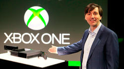 Don Mattrick mostrando al mundo la Xbox One. | Microsoft