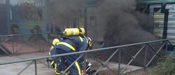 Dos bomberos acceden al lugar del incendio | Foto: Emergencias Madrid