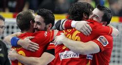 Los jugadores se abrazan tras ganar a Eslovenia. | EFE