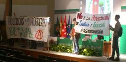 Pancartas sobre el escenario, tras ser suspendido el acto | @diegose21