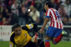 Falcao celebra el gol, marcado de penalti. | EFE