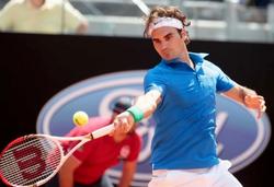 Roger Federer golpea una bola. | EFE