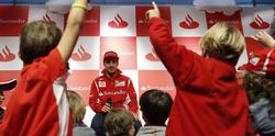Fernando Alonso, durante un acto con nios organizado por su patrocinador. | EFE