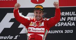 Fernando Alonso celebra uno de sus podios. | Archivo
