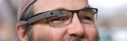 Greg Priest-Dorman, uno de los desarrolladores del proyecto, con las Google Glass montadas sobre sus gafas. | Google