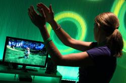 Una chica prueba una Xbox 360 equipada con el mando Kinect durante la feria de videojuegos Gamescom 2010 en Colonia (Alemania). | EFE/Oliver Berg