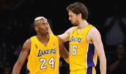 Kobe Bryant y Pau Gasol, en un partido de los Lakers. | Archivo