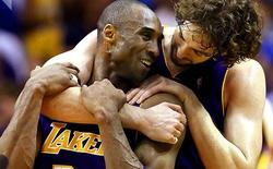 Pau Gasol abraza a Kobe Bryant. | Archivo