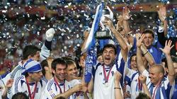 Los futbolistas griegos celebran un título que ni siquiera se atrevían a soñar un mes antes. 
