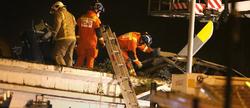 Un equipo de bomberos trata de rescatar a los tres ocupantes del helicóptero que se ha estrellado en Glasgow | Cordon Press