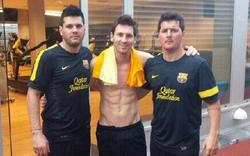 Matías Messi (i), junto a sus hermanos Leo y Rodri. | Twitter: @_MatiasMessi