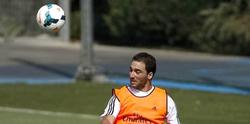 Higuaín, durante el entrenamiento del Real Madrid en Valdebebas. | EFE