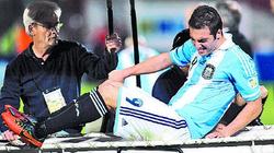 Higuan se retira lesionado durante el choque ante Chile. | EFE